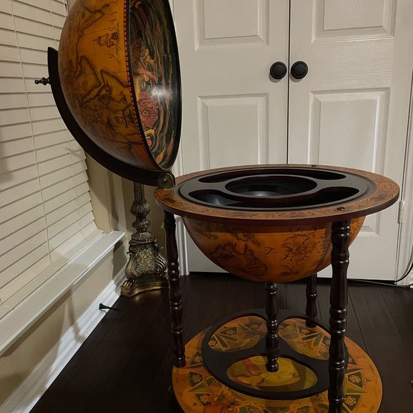 DESIGN TOSCANO the Old World charm of our Italian style rolling Globe Bar - Picture 3 of 6